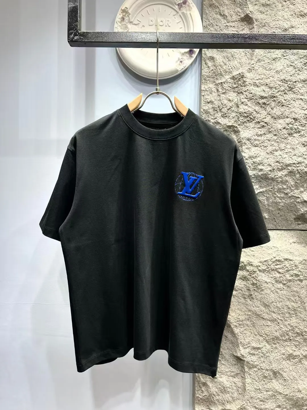 🅿️190 LV🌟New summer style🎽made of pure cotton fabric, super soft and skin-friendly! High-end logo printing and design embellishments, neat and detailed wiring on the inside, making the upper body fashionable! High-end and versatile model, the quality is visible! Size: S-XXL Color: black, white